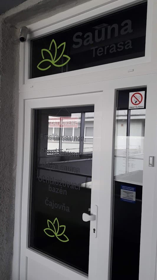Polep výkladu alebo interiéru – realizácia ReFABRIKA