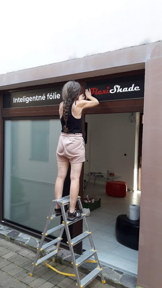 Polep výkladu alebo interiéru – realizácia ReFABRIKA