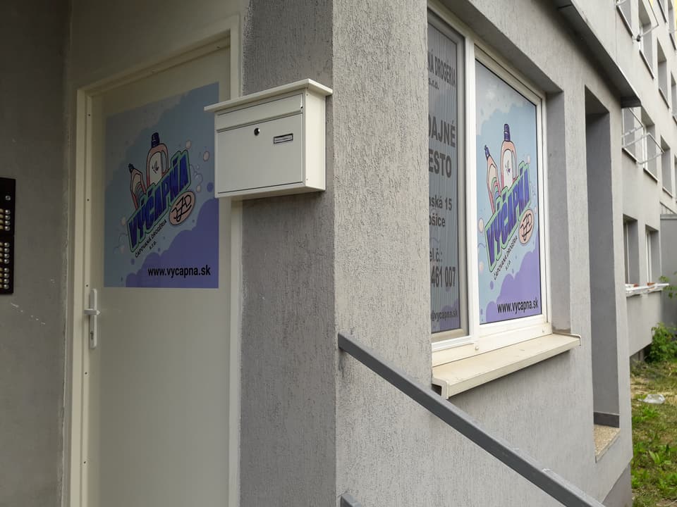 Polep výkladu alebo interiéru – realizácia ReFABRIKA