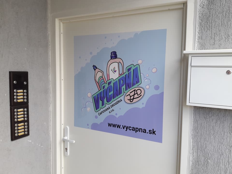 Polep výkladu alebo interiéru – realizácia ReFABRIKA