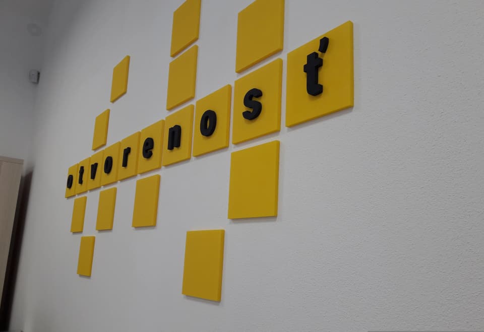 3D písmená a logo – realizácia ReFABRIKA
