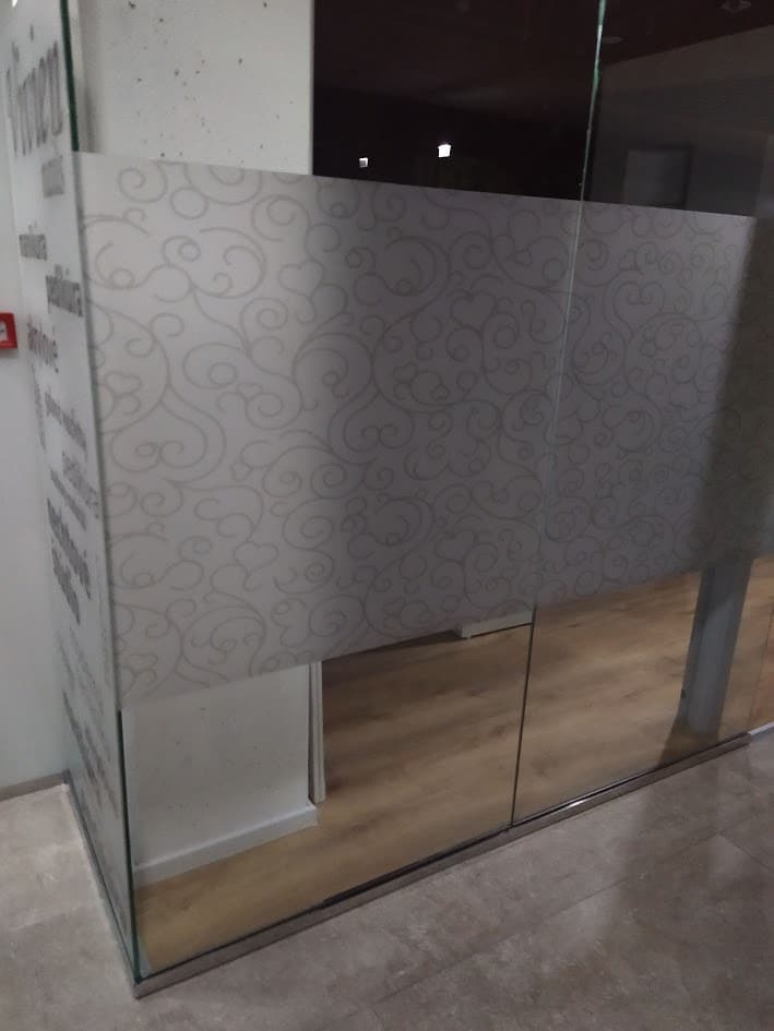 Polep výkladu alebo interiéru – realizácia ReFABRIKA