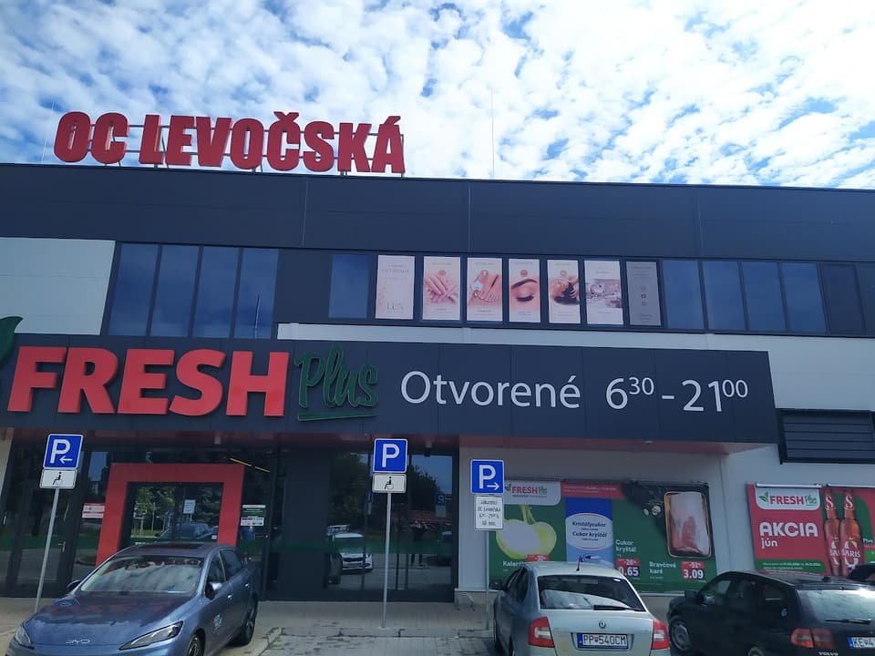 Polep výkladu alebo interiéru – realizácia ReFABRIKA