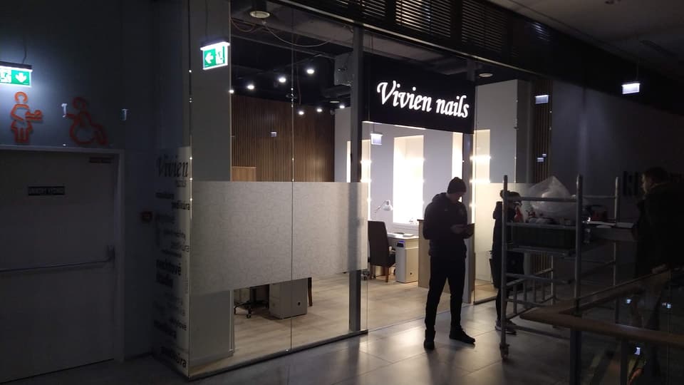 Polep výkladu alebo interiéru – realizácia ReFABRIKA