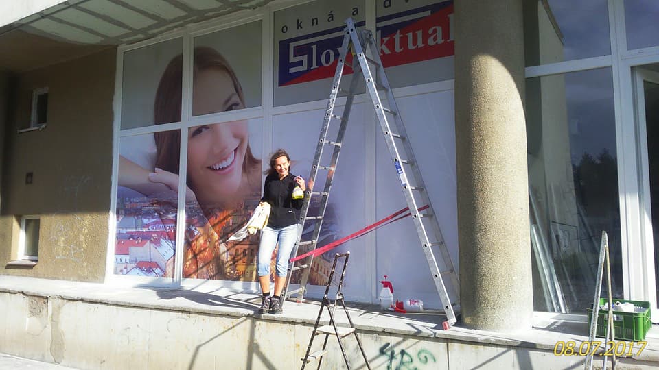 Polep výkladu alebo interiéru – realizácia ReFABRIKA