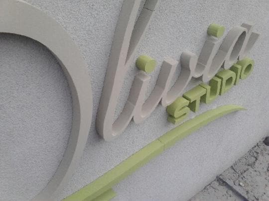 3D písmená a logo – realizácia ReFABRIKA